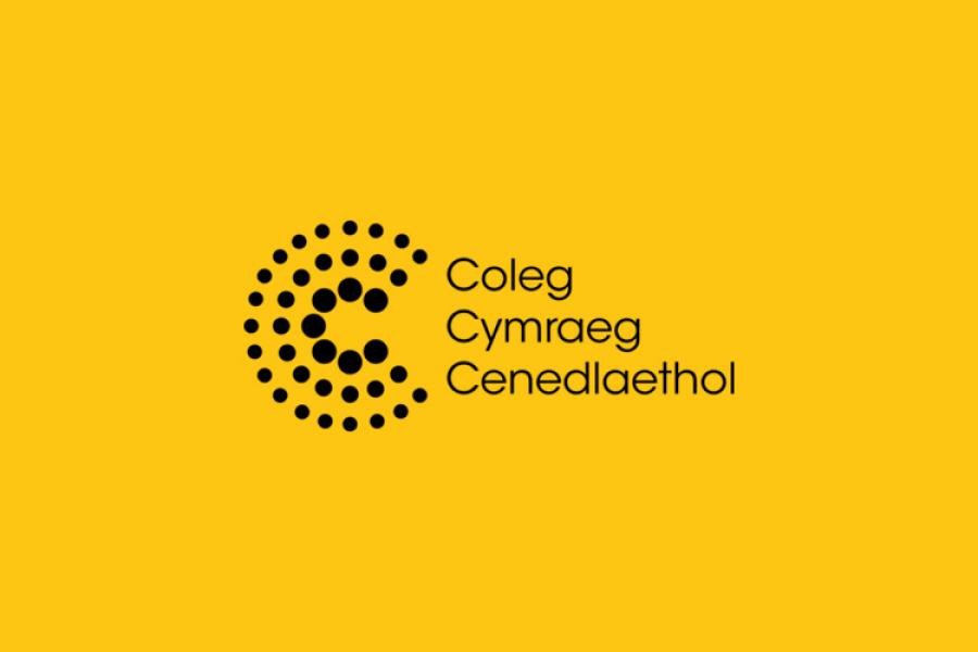 Logo y Coleg Cymraeg Cenedlaethol mewn du ar gefndir melyn